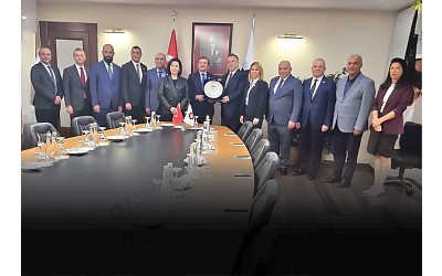 Ömer Karadeniz Presents Plaque to SOCAR CEO Elchin Ibadov